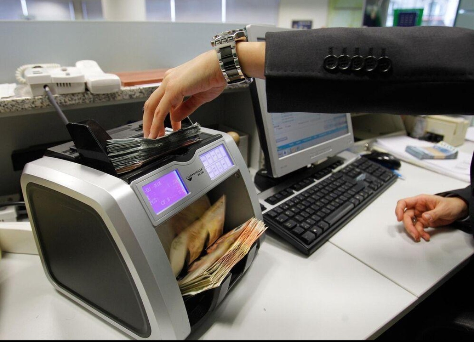 دستگاه پول‌شمار و تشخیص اسکناس